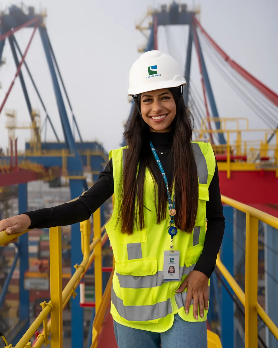 Colaboradora da Santos Brasil no ambiente de trabalho