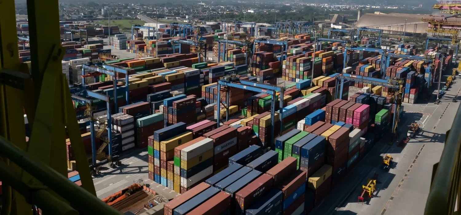 Pátio de contêineres do terminal da Santos Brasil